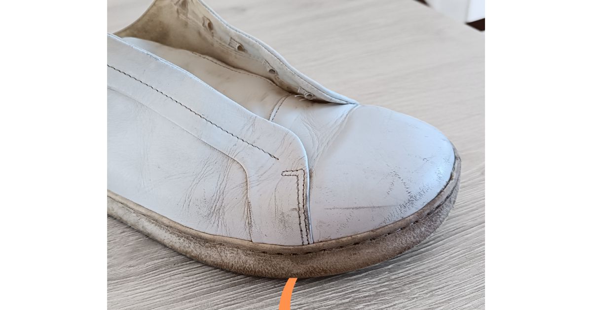 Bílá barva na kožené boty  Detail nabarvení kožených sneakers